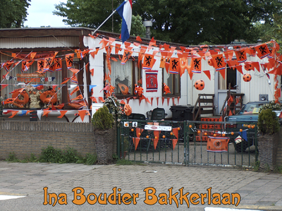 716555 Fotopaneeltje, met een afbeelding van oranjeversieringen op en rond een woonwagen aan de Ina Boudier-Bakkerlaan ...